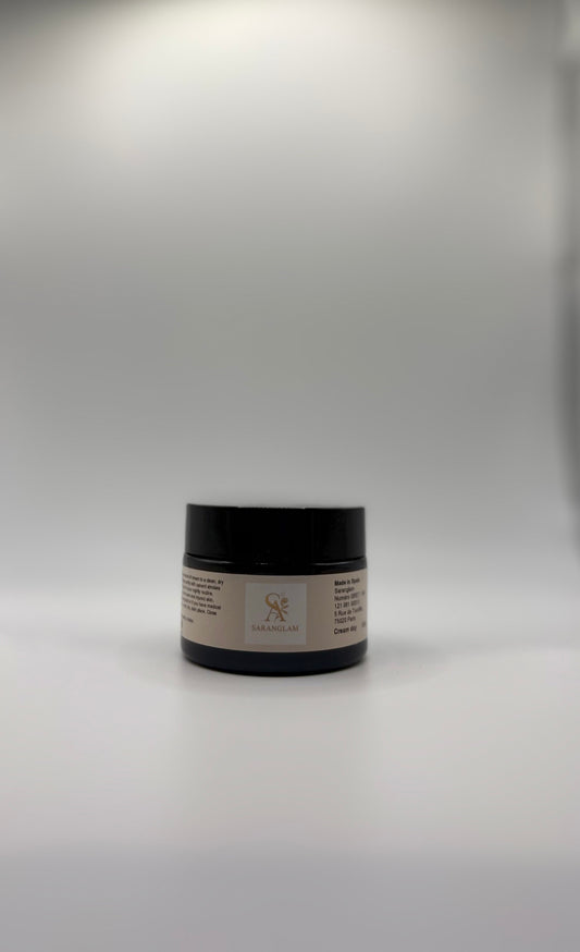 Découvrez la Crème Mains Nourrissante Saranglam – 50 ml, spécialement formulée pour offrir une hydratation intense, réparer les mains sèches et protéger la peau des agressions quotidiennes. Enrichie en ingrédients nourrissants, elle laisse vos mains douces, lisses et parfaitement apaisées, tout en améliorant la souplesse et la régénération cutanée. Idéale pour une utilisation quotidienne, elle pénètre rapidement sans laisser de film gras et convient à tous les types de peau. Offrez à vos mains le soin qu’