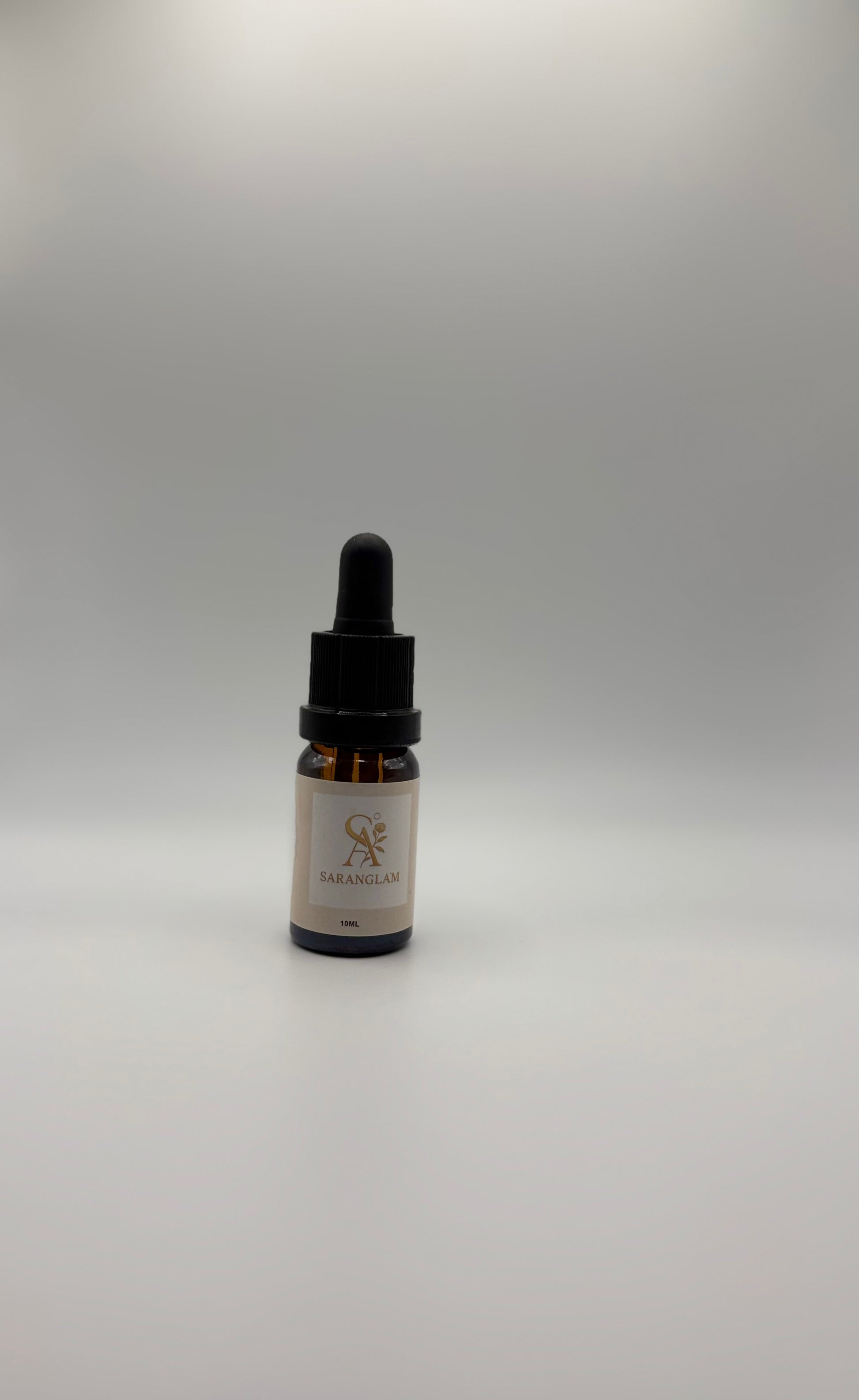 Flacon d'huile de soin visage nuit Saranglam, essentiel du coffret soin visage nuit pour le rituel du soir.