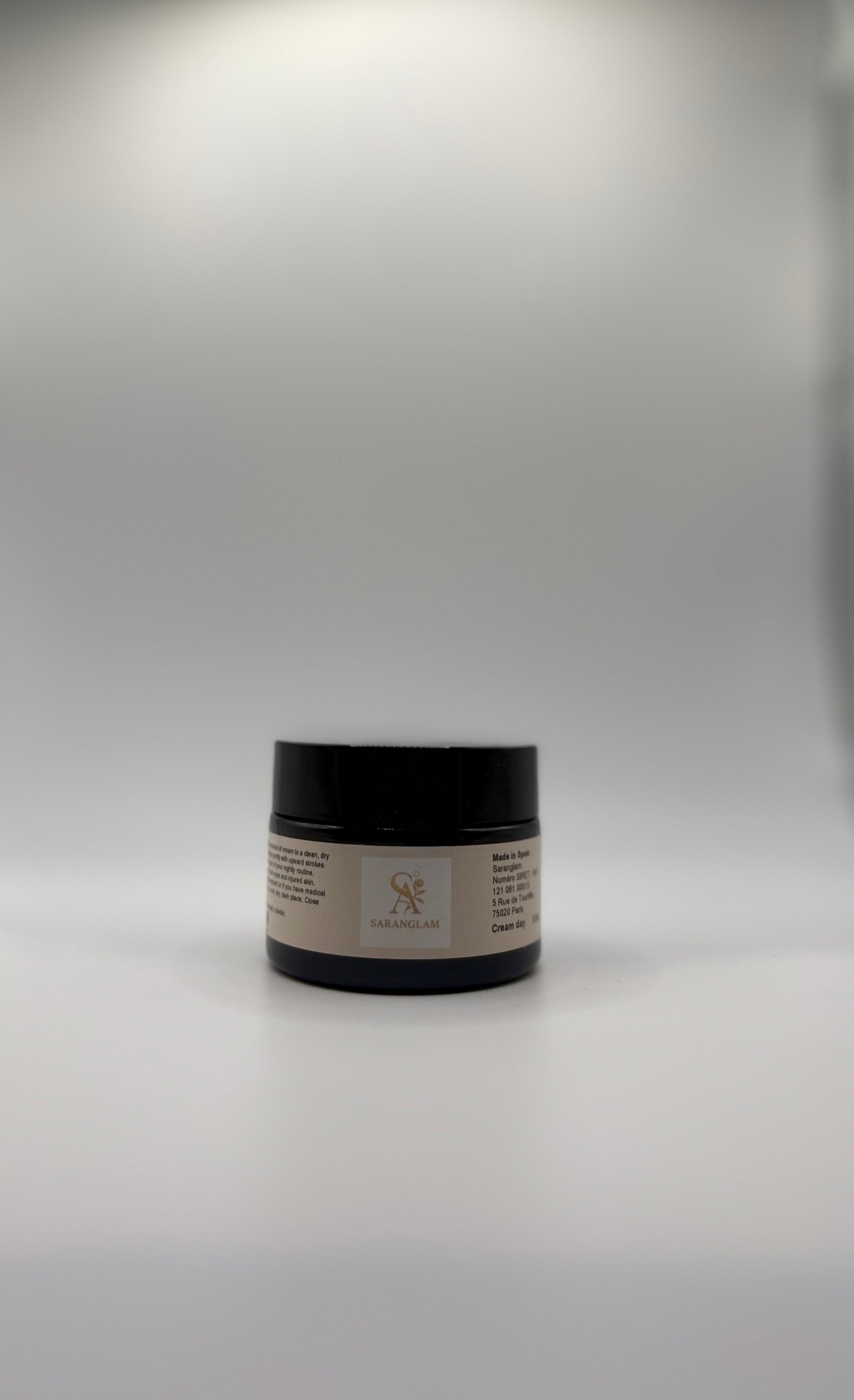 Image of   Découvrez la Crème Mains Nourrissante Saranglam – 50 ml, spécialement formulée pour offrir une hydratation intense, réparer les mains sèches et protéger la peau des agressions quotidiennes. Enrichie en ingrédients nourrissants, elle laisse vos mains douces, lisses et parfaitement apaisées, tout en améliorant la souplesse et la régénération cutanée. Idéale pour une utilisation quotidienne, elle pénètre rapidement sans laisser de film gras et convient à tous les types de peau. Offrez à vos mains le soin qu’