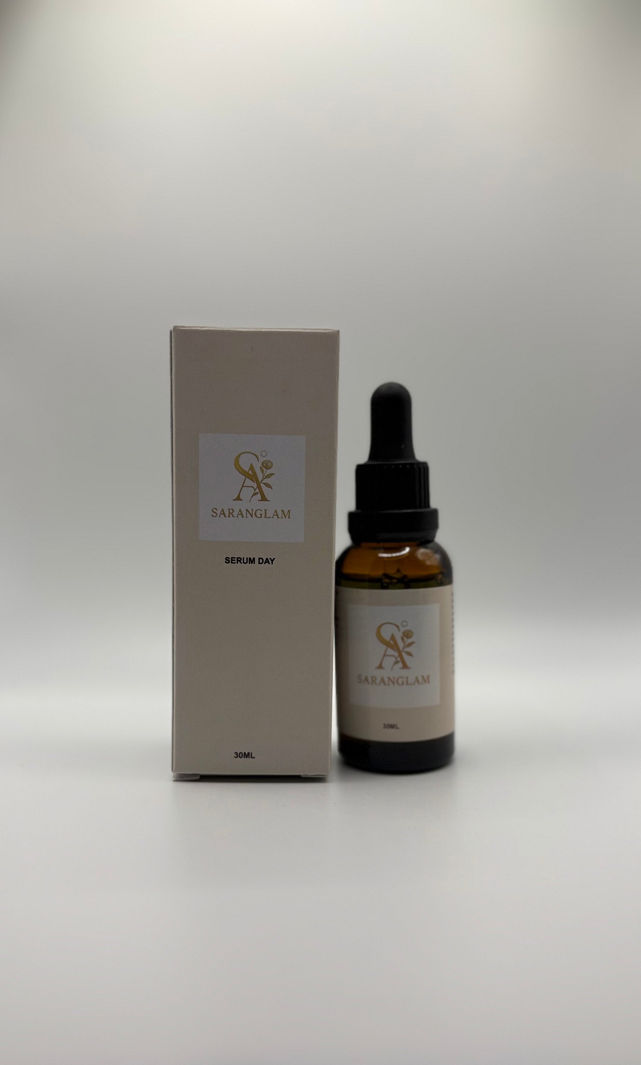 Image of  Découvrez le Sérum de Jour Hydratant Visage Saranglam – Éclat & Protection : hydrate intensément, protège votre peau des agressions quotidiennes, et illumine le teint. Enrichi en antioxydants et ingrédients nourrissants, il renforce la barrière cutanée, lisse les ridules et offre un éclat naturel tout au long de la journée. Idéal pour tous les types de peau, il s’intègre parfaitement à votre routine matin pour une peau visiblement saine, douce et protégée. Offrez à votre visage le soin qu’il mérite chaque 