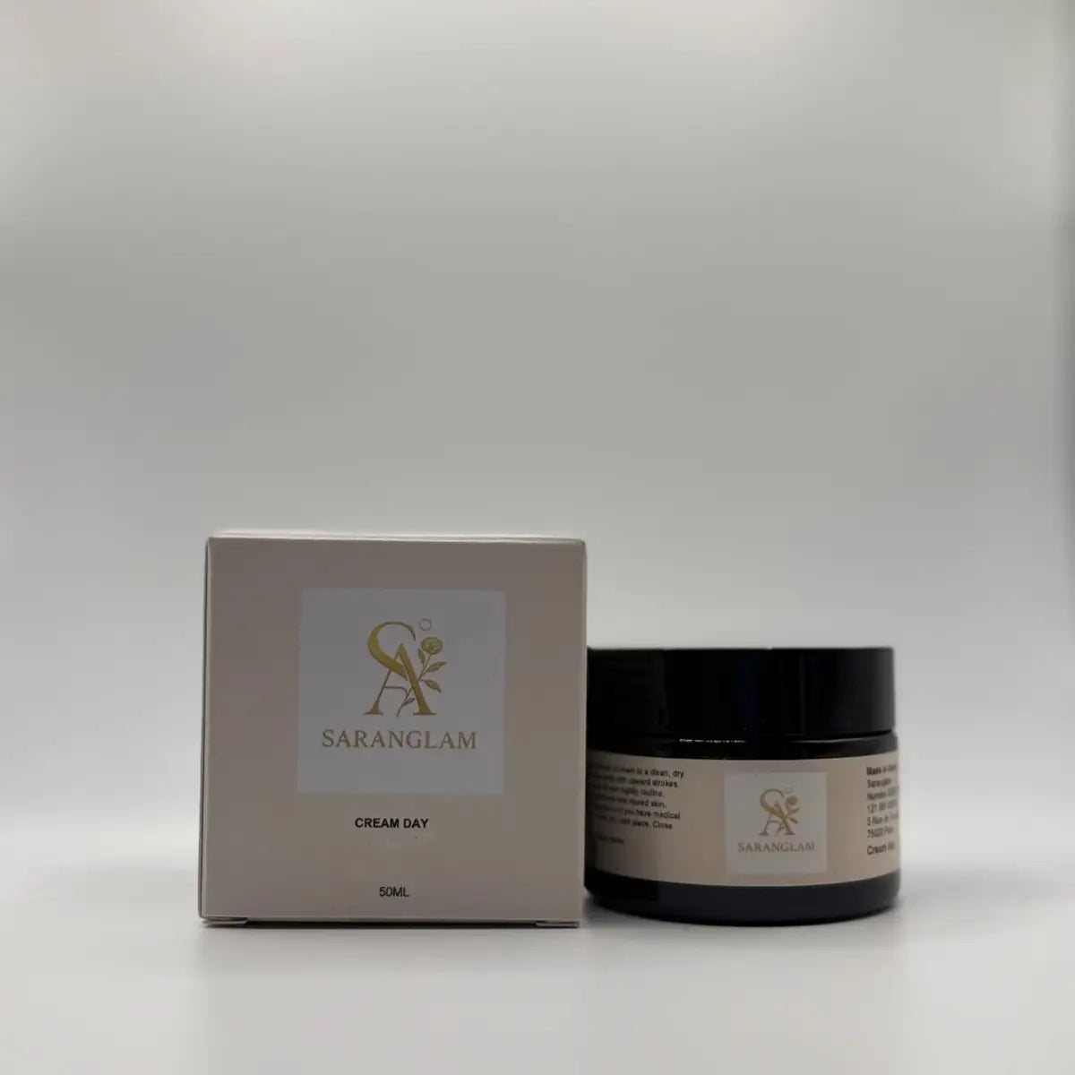 Coffret Soin Visage Jour Saranglam avec crème de jour, essentiel pour une routine beauté matinale.