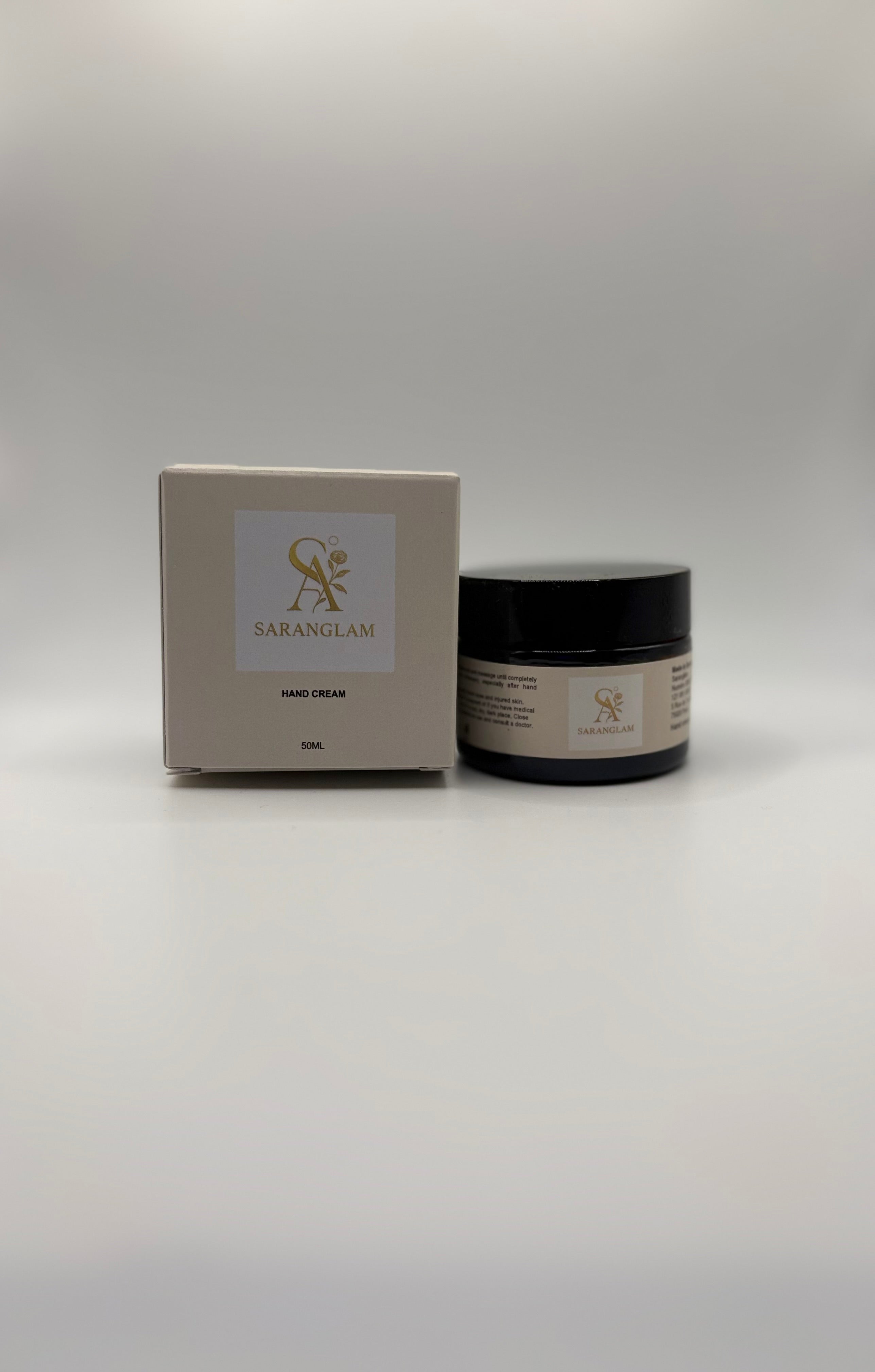 Image of    Découvrez la Crème Mains Nourrissante Saranglam – 50 ml, spécialement formulée pour offrir une hydratation intense, réparer les mains sèches et protéger la peau des agressions quotidiennes. Enrichie en ingrédients nourrissants, elle laisse vos mains douces, lisses et parfaitement apaisées, tout en améliorant la souplesse et la régénération cutanée. Idéale pour une utilisation quotidienne, elle pénètre rapidement sans laisser de film gras et convient à tous les types de peau. Offrez à vos mains le soin qu